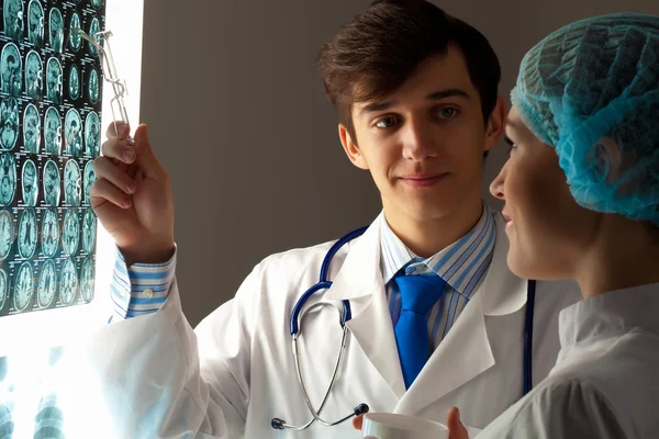 Dos doctores examinando los resultados de rayos X —  Fotos de Stock