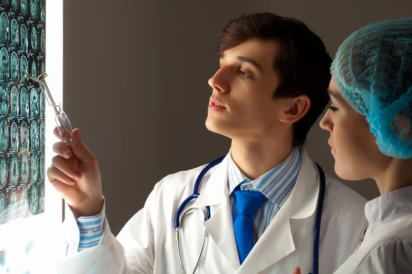 Två läkare undersöka röntgenresultat — Stockfoto