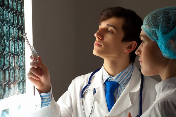 Dos doctores examinando los resultados de rayos X — Foto de Stock