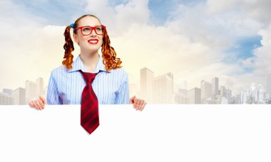 boş bir pano ile kadın