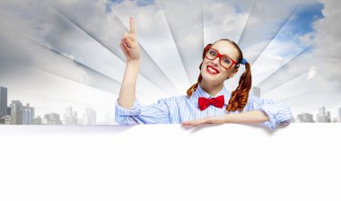 boş bir pano ile kadın