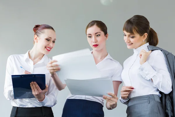 Trois jeunes femmes d'affaires — Photo