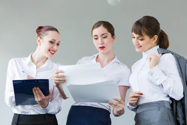 Tres jóvenes empresarias — Foto de Stock