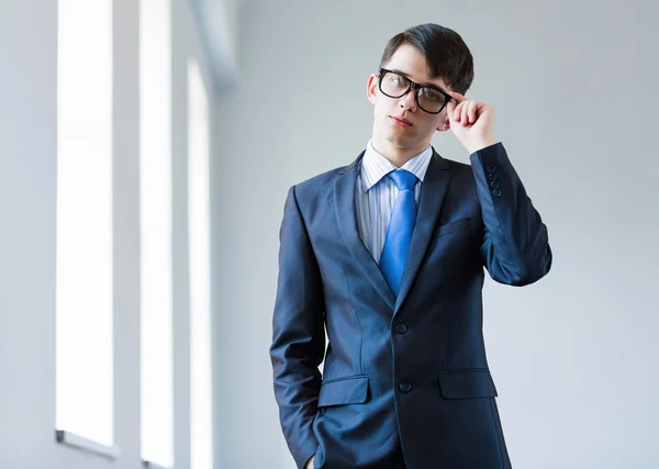 Joven empresario exitoso — Foto de Stock