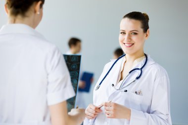 Genç bayan doktor.