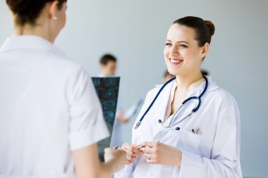Genç bayan doktor.