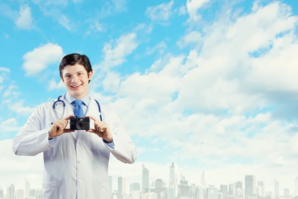 Läkare med fotokamera — Stockfoto