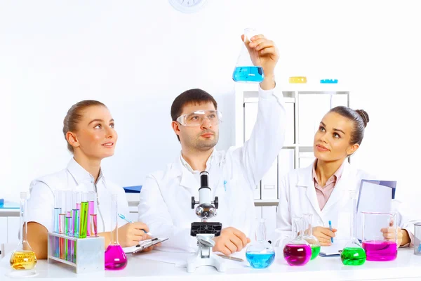 Equipo de científicos trabajando en laboratorio — Foto de Stock