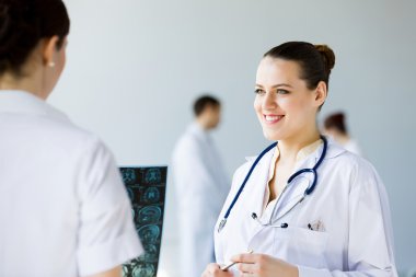 Genç bayan doktor.