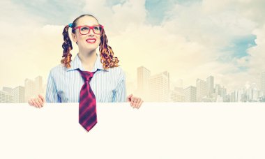 boş bir pano ile kadın