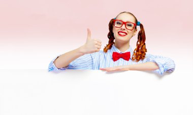 boş bir pano ile kadın