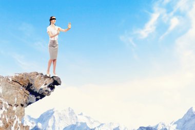 Gözleri bağlı olarak iş kadını