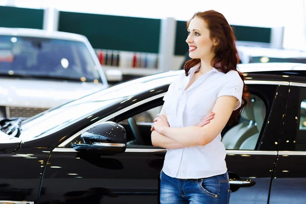 Giovane signora al salone di auto — Foto Stock