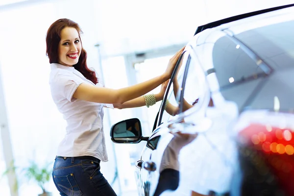 Junge Dame im Autosalon — Stockfoto