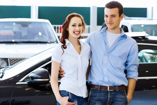 Jovem casal feliz no salão do carro — Fotografia de Stock