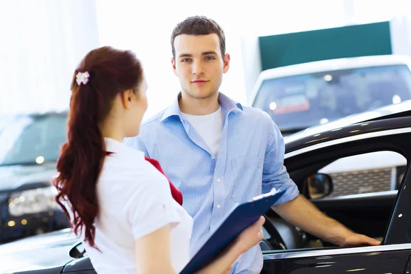 Junger Mann im Autosalon — Stockfoto