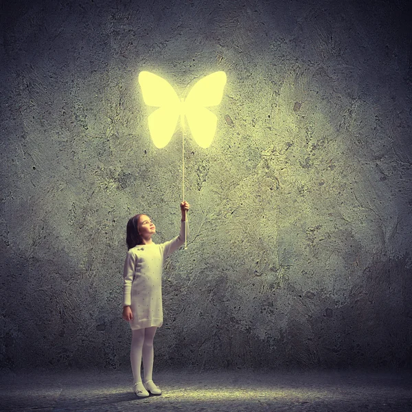 Schattig meisje met vlinder ballon — Stockfoto