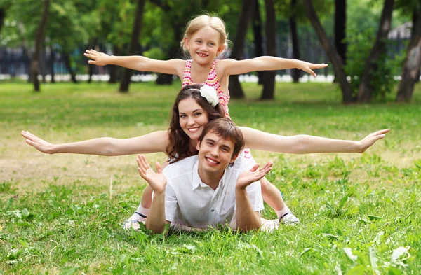 Щаслива сім'я розважається на відкритому повітрі — стокове фото