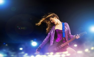 Rock tutkulu kız siyah kanatlı