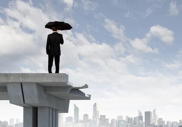 Empresario de pie en el puente — Foto de Stock