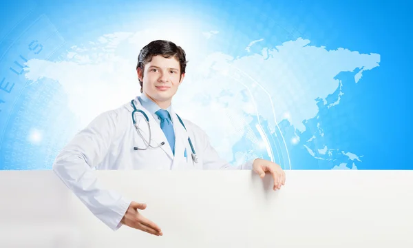 Medico con banner in bianco — Foto Stock