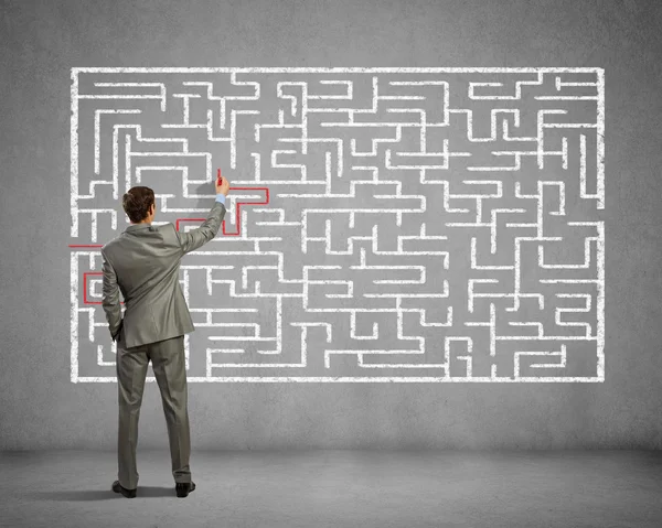 Uomo d'affari risolvere il problema labirinto — Foto Stock