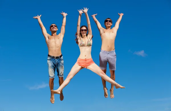 Grupp av vänner att ha kul på sommaren beach — Stockfoto