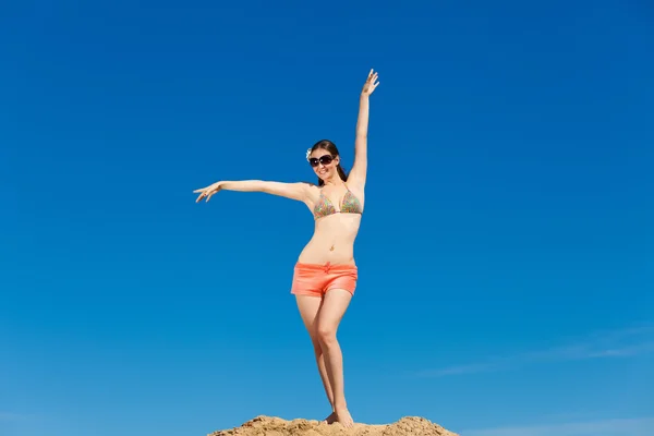 Portret van een jonge vrouw in bikini op het strand — Stockfoto