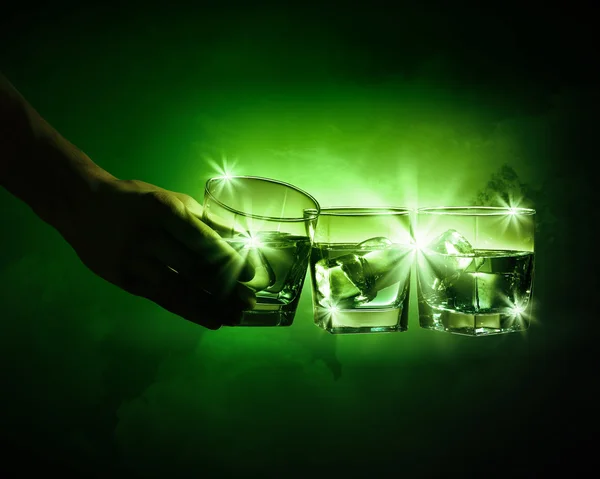 Tři sklenice zeleného absinthu s kostkami ledu — Stock fotografie
