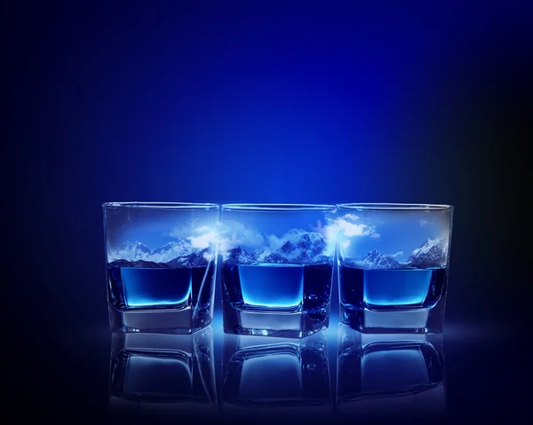 Τρία ποτήρια μπλε υγρό — Φωτογραφία Αρχείου