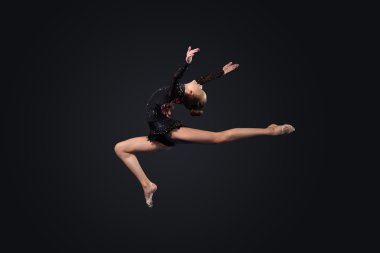 jimnastikçi elbise poz içinde genç bir kadın