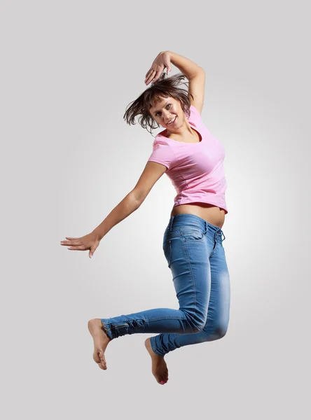 Mujer joven bailando y saltando — Foto de Stock