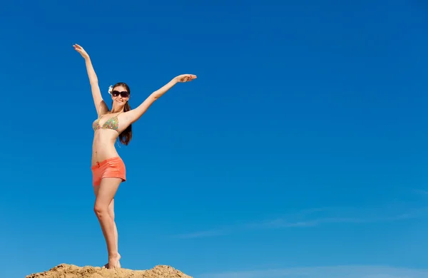 Retrato de mujer joven en bikini en la playa — Foto de Stock