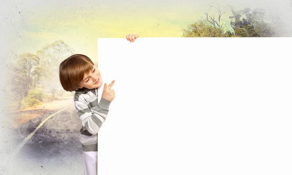 Pojke med en tom skylt — Stockfoto