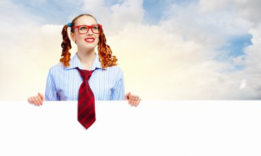 boş bir pano ile kadın