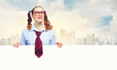 boş bir pano ile kadın