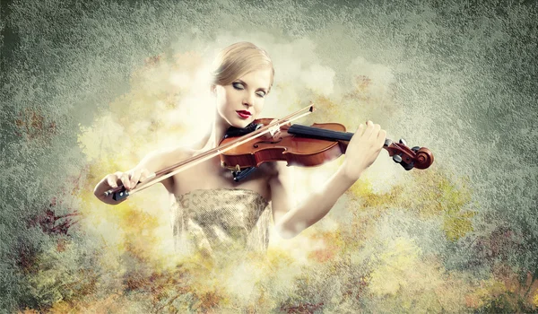 Splendida donna che suona il violino — Foto Stock