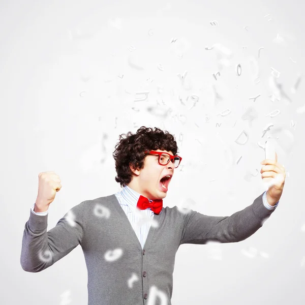 Young man shouting at his mobile phone — Stock Photo, Image