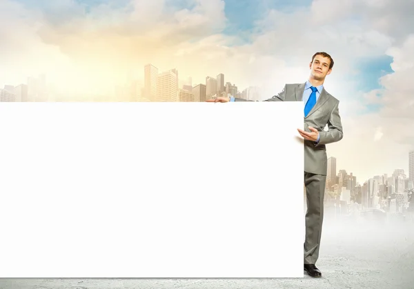 Empresario con banner en blanco — Foto de Stock