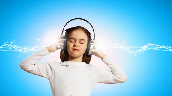 Niña en auriculares — Foto de Stock