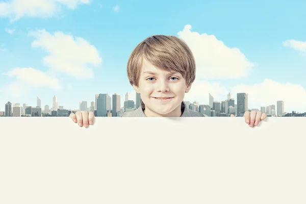 Ragazzo con un cartellone bianco — Foto Stock