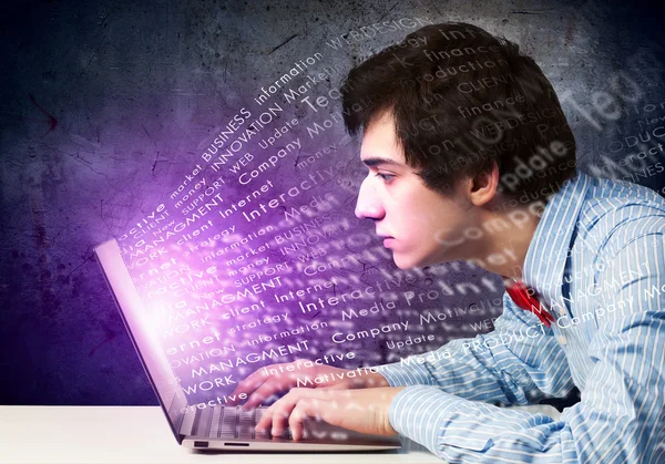 Zakenman met laptop — Stockfoto