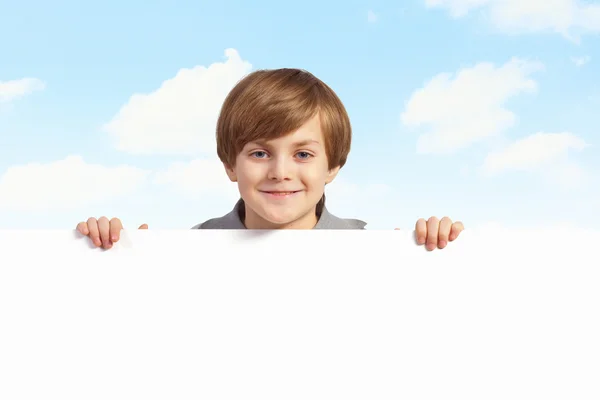 Мальчик с пустым билбордом — стоковое фото