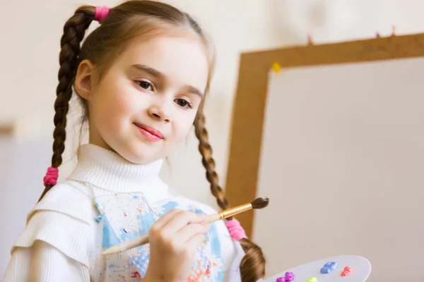 Χαριτωμένο κορίτσι ζωγραφική — Φωτογραφία Αρχείου