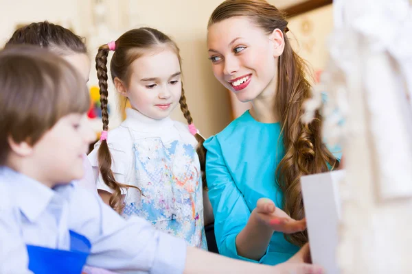 Kinderen tekenen en schilderen — Stockfoto