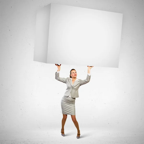 Affärskvinna anläggning tunga kuben — Stockfoto