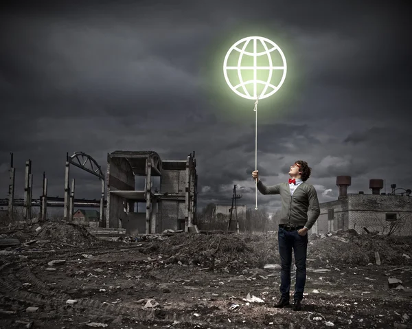 Jeune homme et symbole de notre planète — Photo