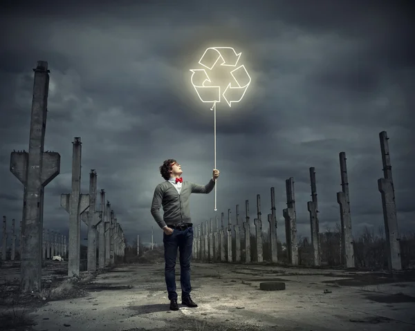 Junger Mann mit Recycling-Symbol — Stockfoto