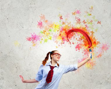 Fırçalı genç bir kadın.