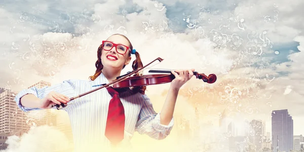Jonge vrouw violist — Stockfoto